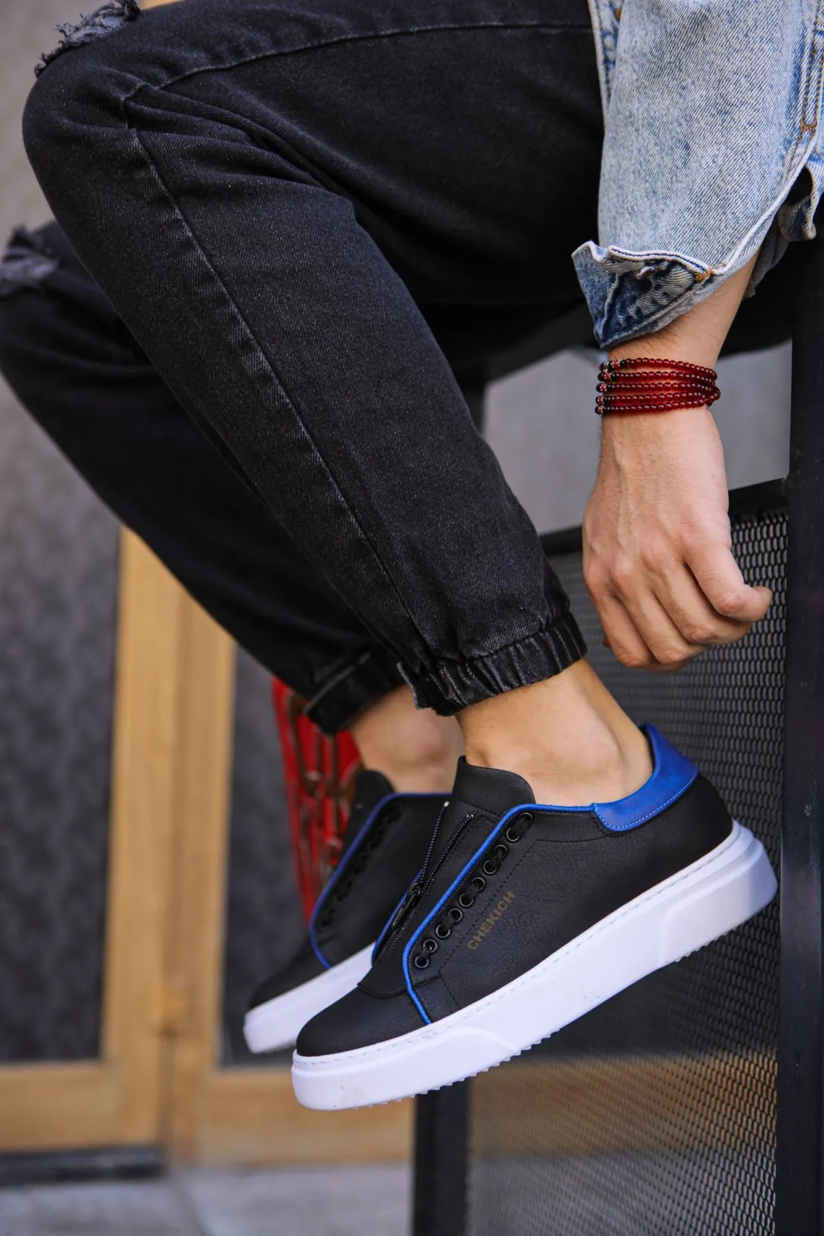 Black & Blue Sneaker CH092