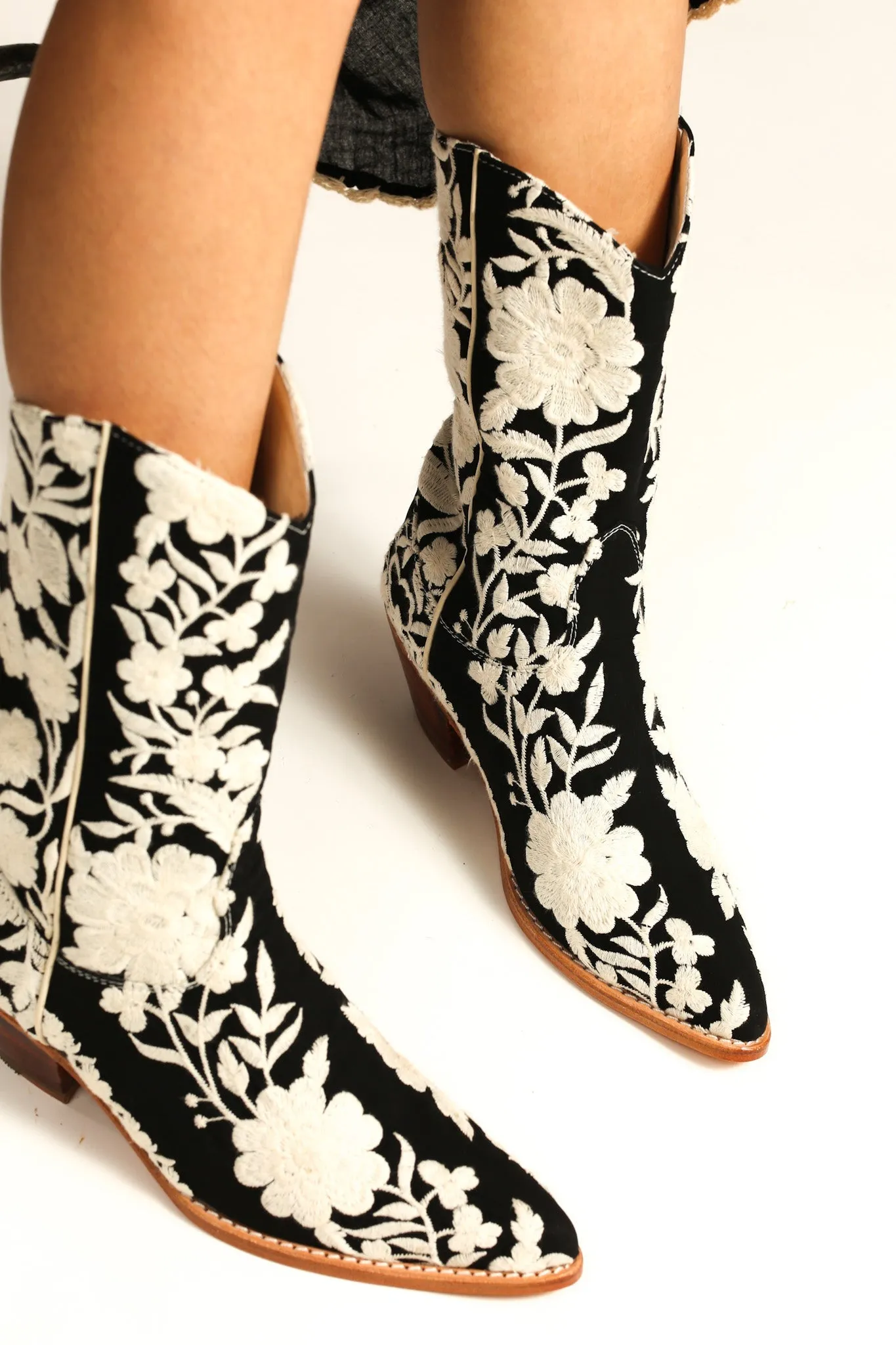 BLACK CREAM FLOWER EMBROIDERED WESTERN BOOTS SHIRON