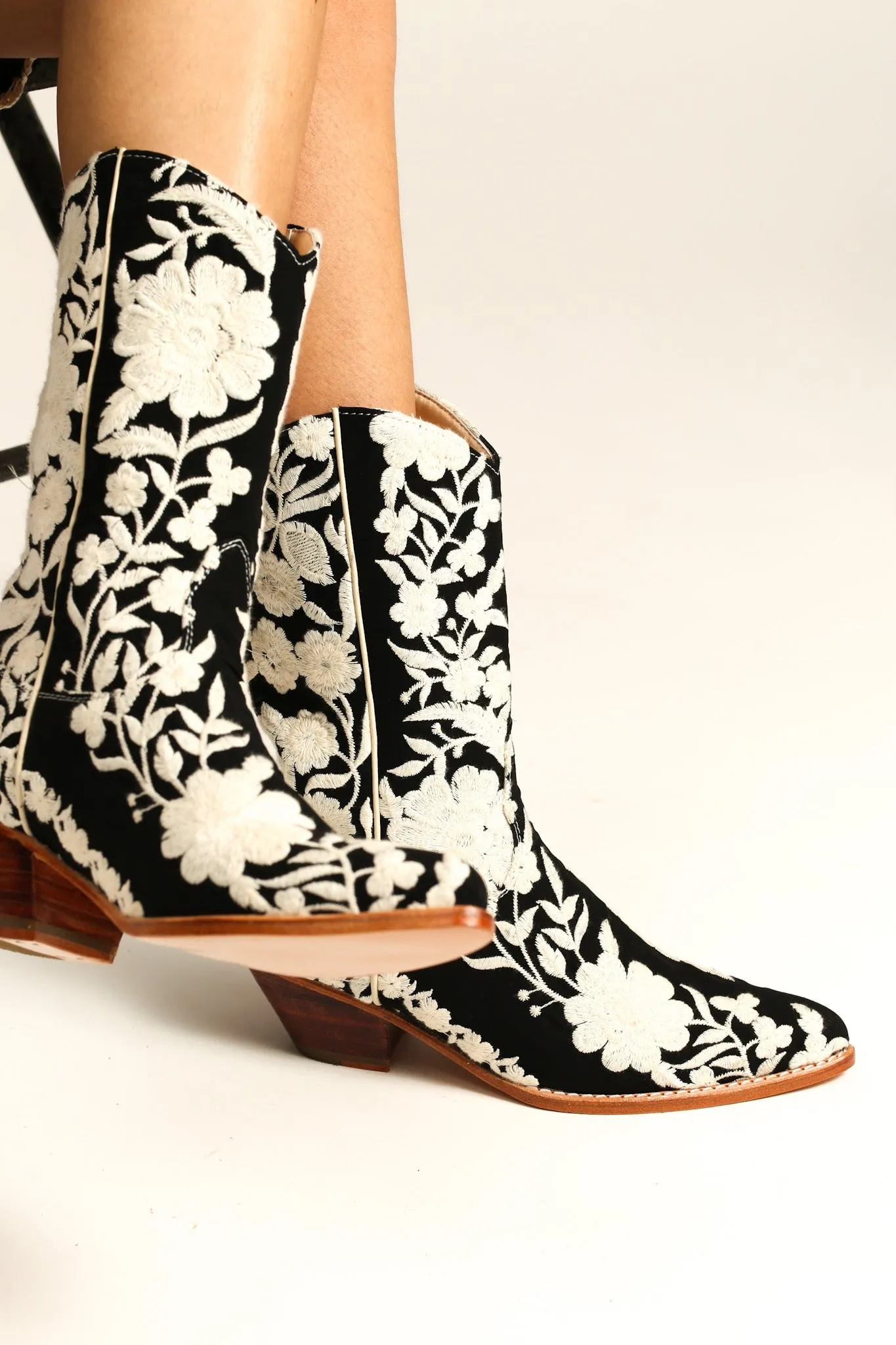 BLACK CREAM FLOWER EMBROIDERED WESTERN BOOTS SHIRON