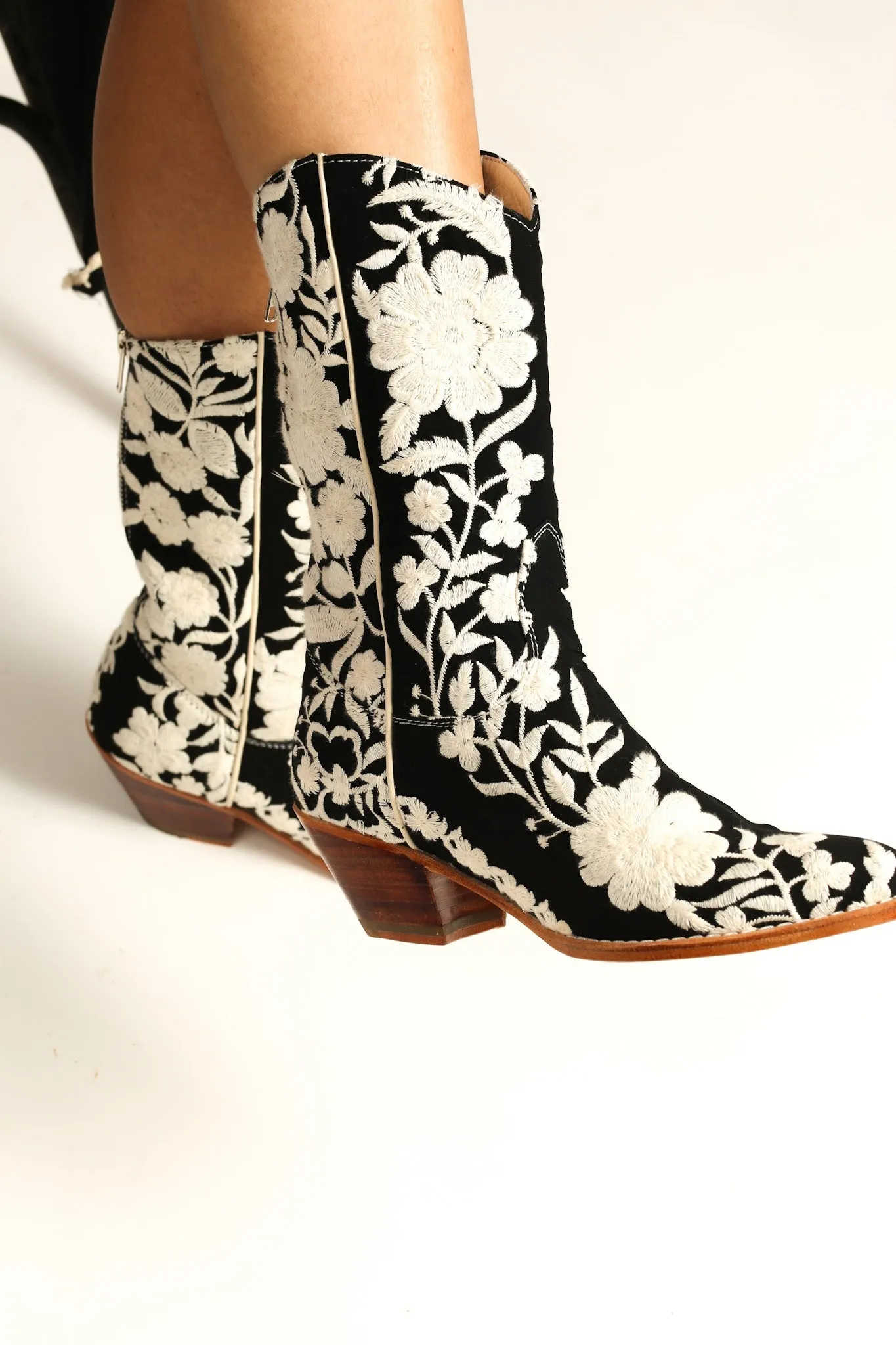 BLACK CREAM FLOWER EMBROIDERED WESTERN BOOTS SHIRON