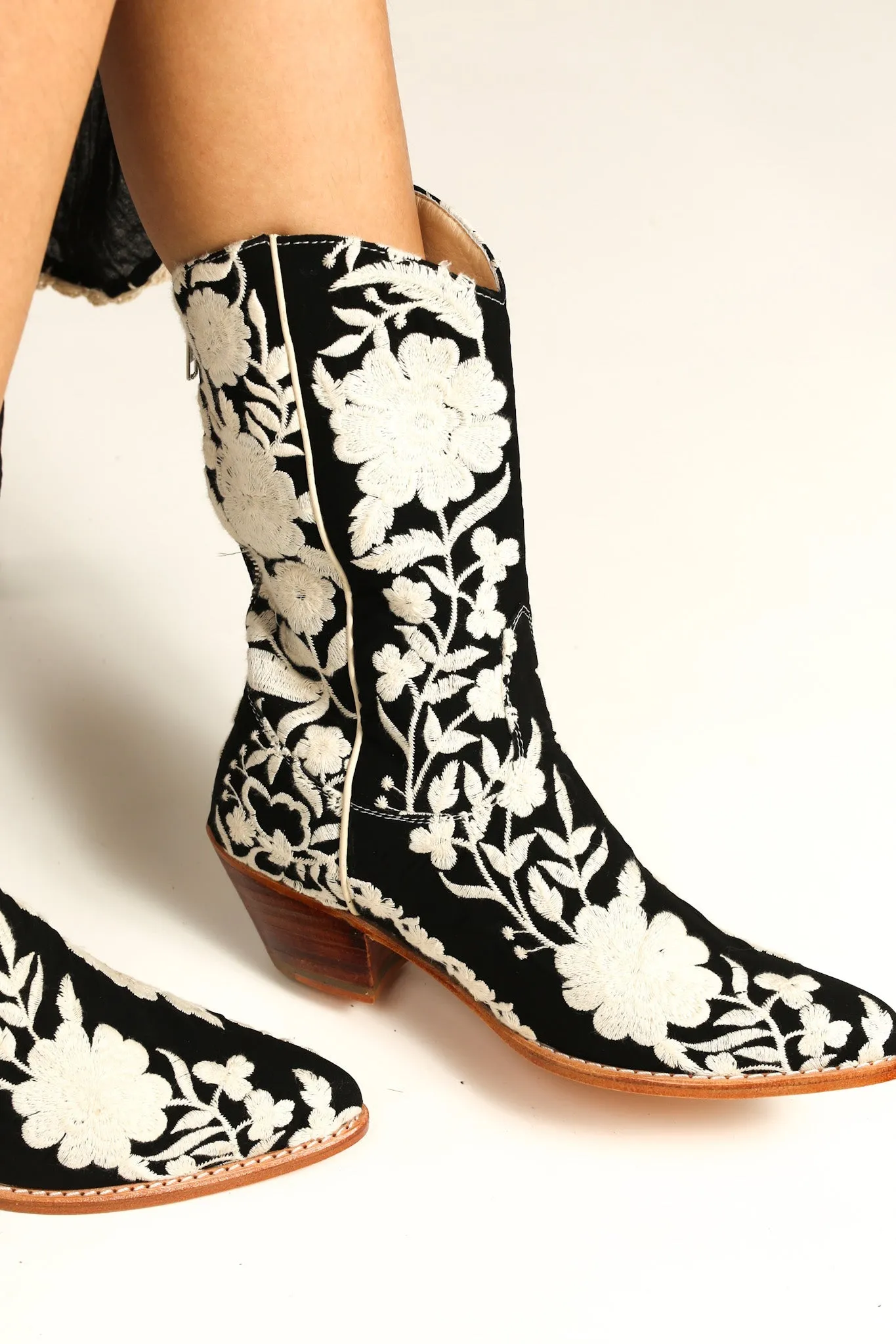 BLACK CREAM FLOWER EMBROIDERED WESTERN BOOTS SHIRON