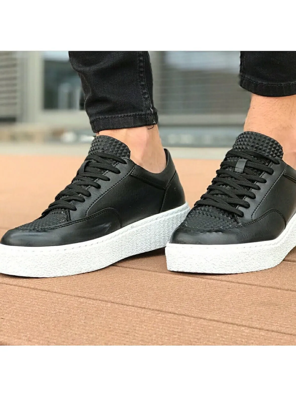 Black Sneaker CH017