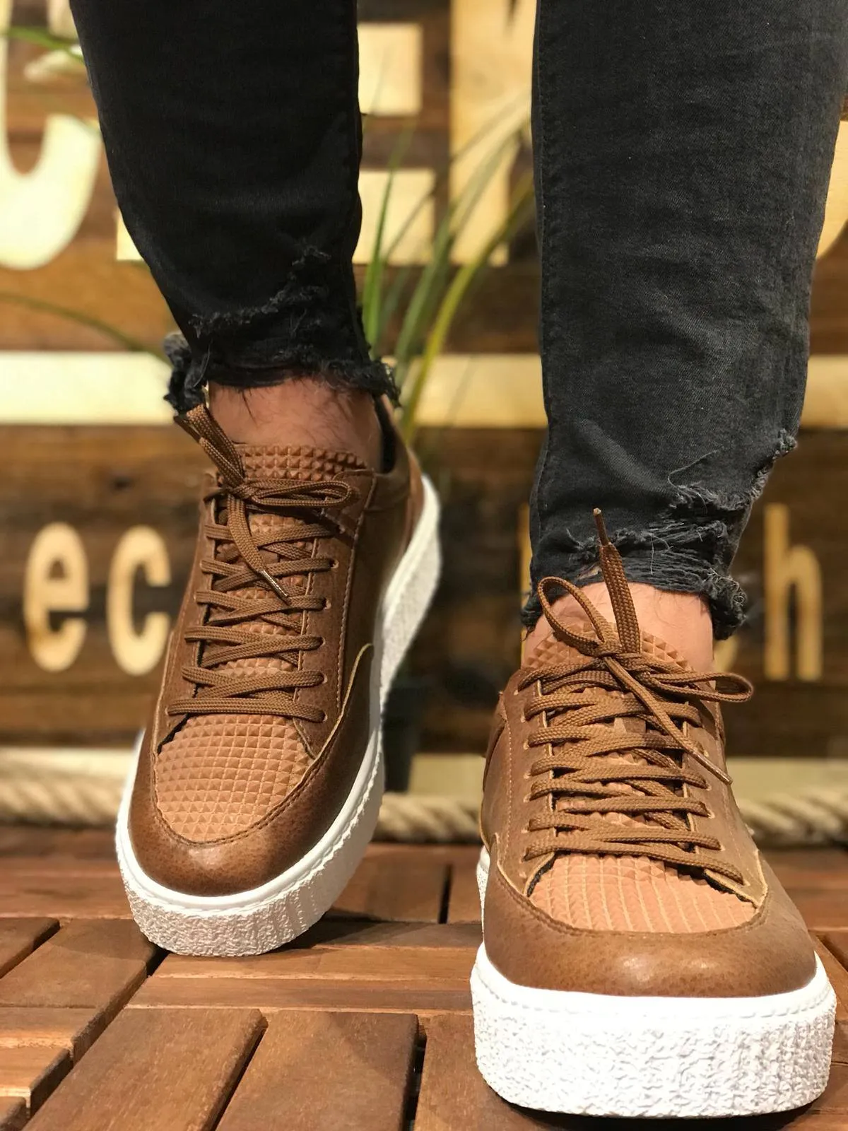 Brown Sneaker CH017