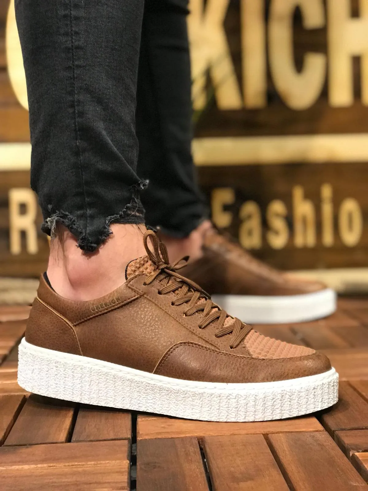 Brown Sneaker CH017