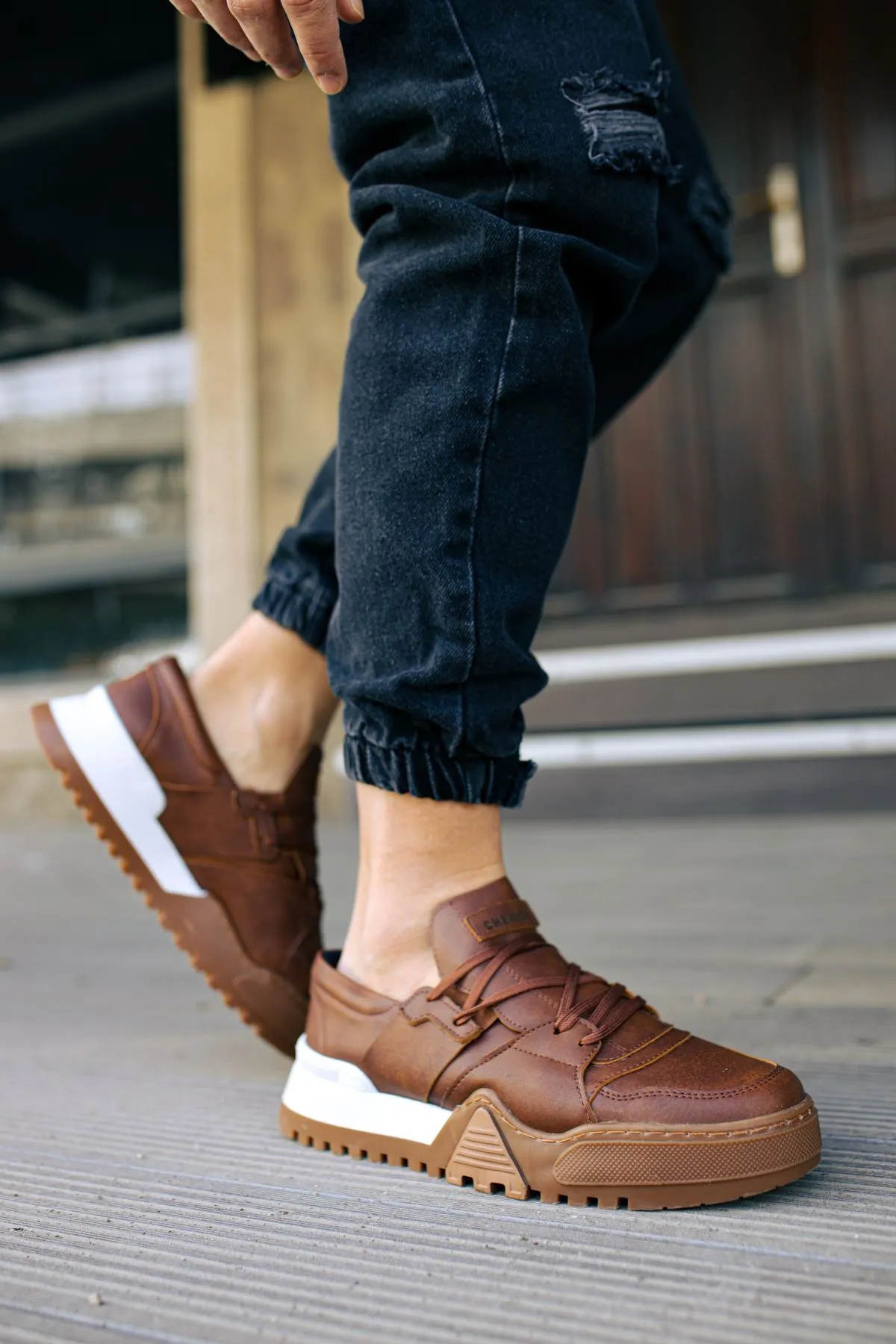 Brown Sneaker CH067