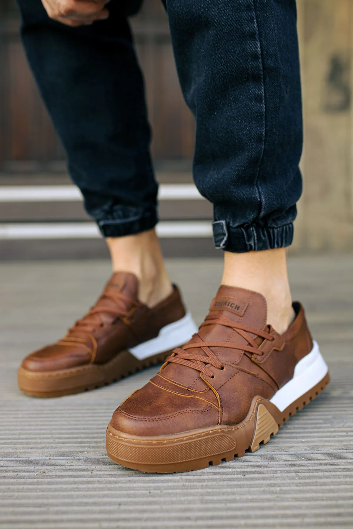 Brown Sneaker CH067