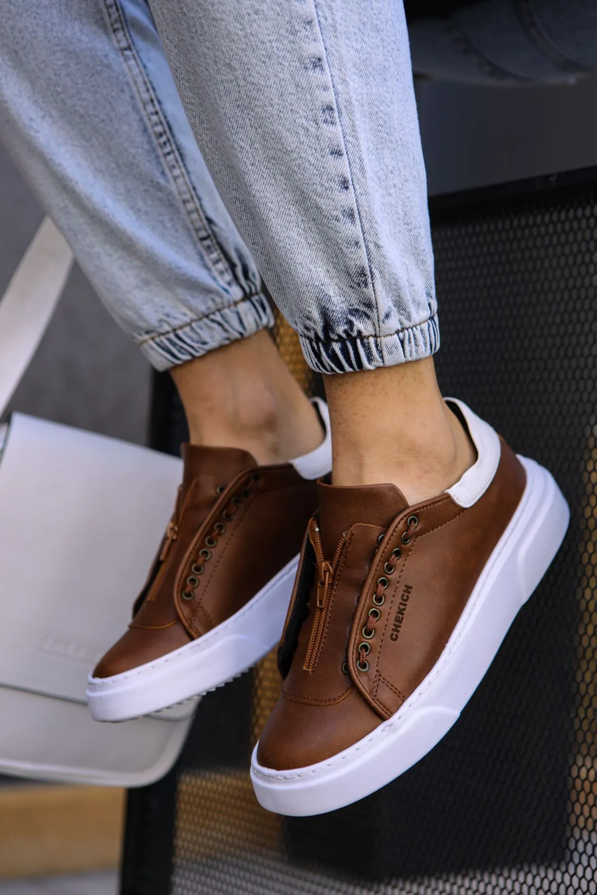 Brown Sneaker CH092