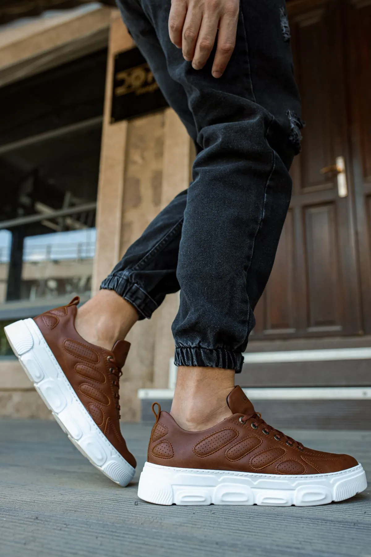 Brown Sneaker CH105