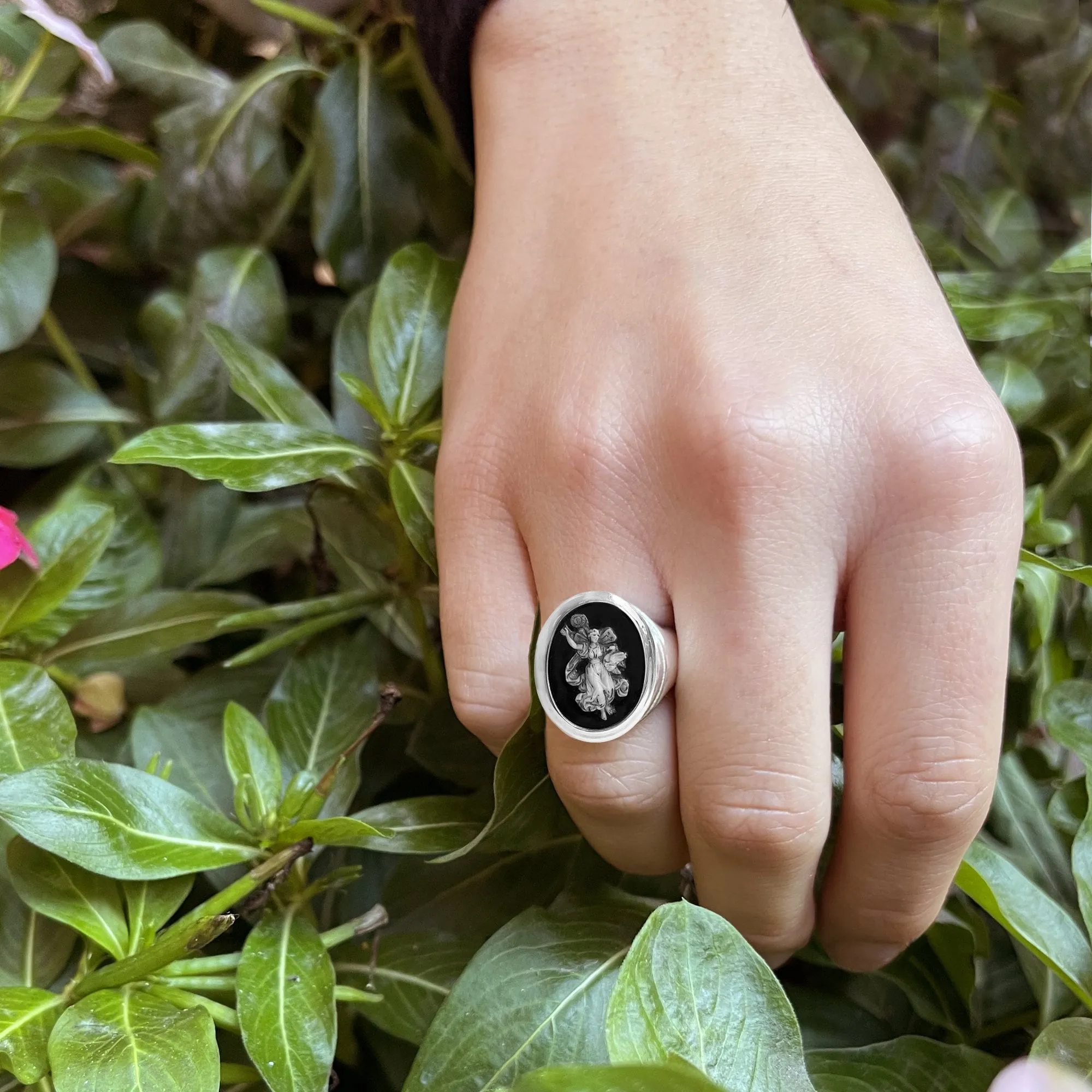 Two-layered Agate Roman Cameo Silver Ring depicting the Goddess Nike